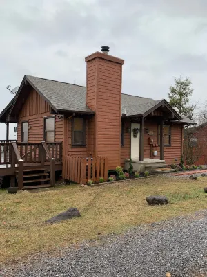 Cabin With Amazing Views Close to Pigeon Forge Wears Valley 주변 호텔