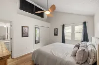 URBAN RETREAT - 4 BEDROOM HOUSE, FAMILY FRIENDLY with ARCADE, GAMES.. Hotels in West Des Moines