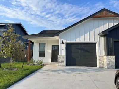 Family Home Near Va Hospital Hotels near Citi Trends