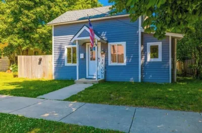 Sandpoint Retreat Sleeps 8 w/ Hottub and Bikes War Memorial Field附近的飯店