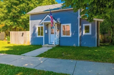 Sandpoint Retreat Sleeps 8 w/ Hottub and Bikes Отели рядом с достопримечательностью «Вар Мемориал Филд»