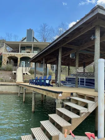 Perfect Lake Getaway-6 Bedrooms, Ideal Location and Never Ending Views