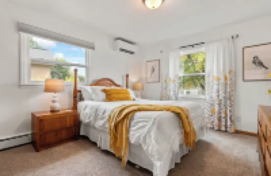 Cozy Spotless Lake Cottage-  Sports Lake, Gorgeous Sunsets, and Relaxation+