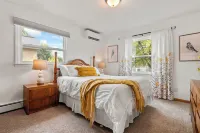 Cozy Spotless Lake Cottage-  Flowers Galore, Fall Foliage and Gorgeous Sunsets