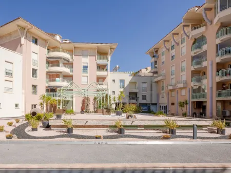 Quartier Latin Отели рядом с достопримечательностью «Camping Resort and Spa La Baume la Palmeraie»