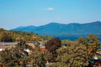 Courtyard Lake George - Mountain view