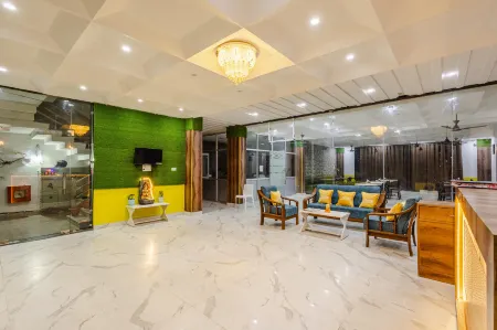 Hotel  Brij Royal Royal Heritage Vrindavan Отели в г. Чхатикара