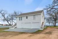 Small but cozy apartment style lakefront home on Buchanan Dam with great views! - Homestays
