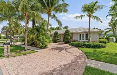 Jupiter waterfront - dock and new  jacuzzi spa , 3 b 2 b fits 30 “ boat Отели рядом с достопримечательностью «Uptown Art Jupiter»