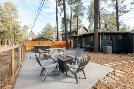 Cheerful two bedroom cottage with hot tub.