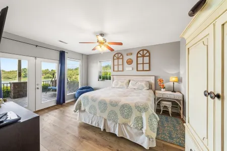 Fort Sunsets-Best Lakefront Views, Hot Tub, Fire Pit, Dock, Kayaks, Dog Friendly