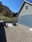 Downtown Lookout Base - A Family Friendly Home Hotel dekat Iron Mountain Hot Springs