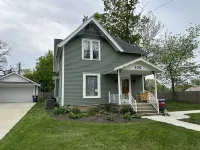Americana. Large Historic Home. Dogs Welcome. Walk to Downtown and Beach!