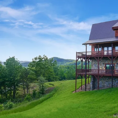 Prime Mountaintop Luxury Lodge, Spacious Outdoor Living. Amazing Views Sleeps 20