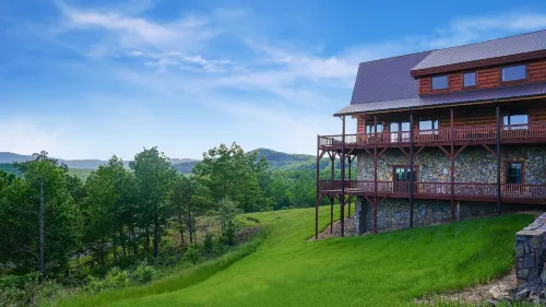 Prime Mountaintop Luxury Lodge, Spacious Outdoor Living. Amazing Views Sleeps 20