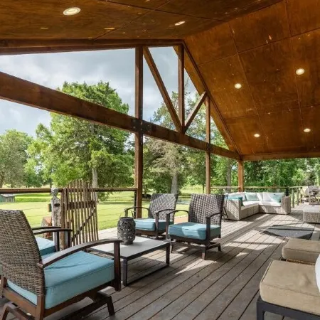 Ranch House Farm Stay w/Fishing/RecCourt/Pools/Kayaks/FarmAnimals