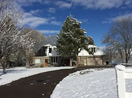 Top Rated Family & Group Cozy Stay: Ski, Holiday Fun & Events –Book Nov/Dec Now!