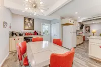 1,500 sq/ft retro style 3 bedroom 2 bath king bed Big Rig parking. Garage!