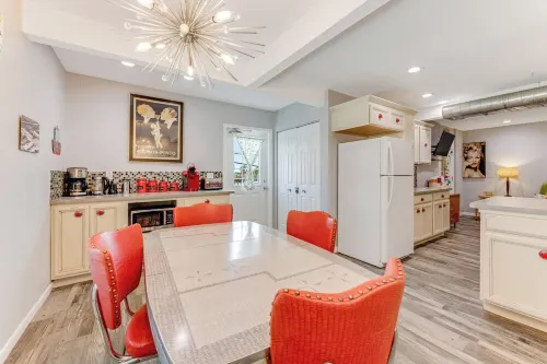 1,500 sq/ft retro style 3 bedroom 2 bath king bed Big Rig parking. Garage!