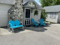 Parkview Cottage #7 - 1/2 block to city beach