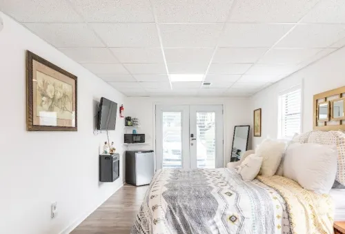 Centrally located private spacious getaway, queen bed and fast internet.