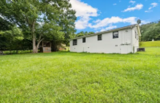 The Rabbit Hole - cozy retreat in downtown Travelers Rest. Hotels in Travelers Rest