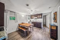 Lake Grove Cottage: 1 min walk to the Strip!