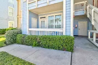 Luxury Seawall Beachfront Condo, Spacious, Quiet, 2 Resort Pools Galveston