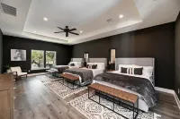 9000 Sqft Estate/Pickleball/Basketball/Pool/HotTub/9 Bdrm/8 Bath/23Beds/Sleeps35 Hôtels à proximité de : Dreamland Dripping Springs