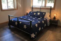 Modern Day Luxury Cabin Living! 4 Bed/4Bath, Hot Tub, 5 Acres, 15 Min to Lvnwrth Hotels near Chiwawa Sno-Park