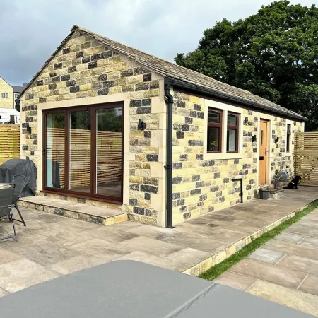 Unique getaway, surrounded by fields close to two great pubs.