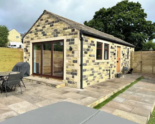 Unique getaway, surrounded by fields close to two great pubs. Hotels in Halifax