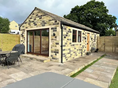 Unique getaway, surrounded by fields close to two great pubs.