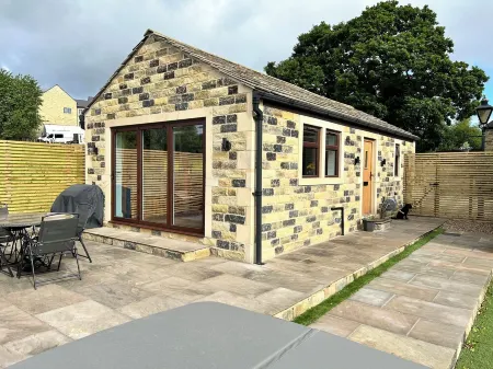 Unique getaway, surrounded by fields close to two great pubs. Отели в г. Галифакс