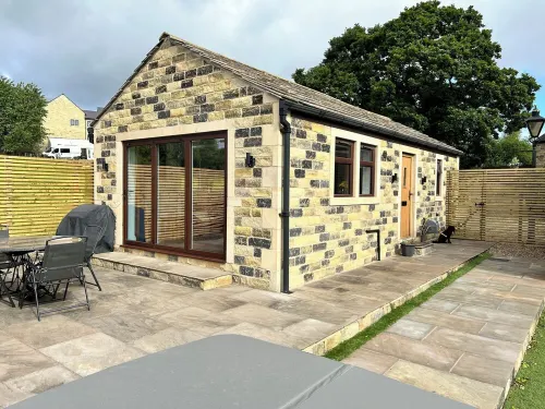 Unique getaway, surrounded by fields close to two great pubs.