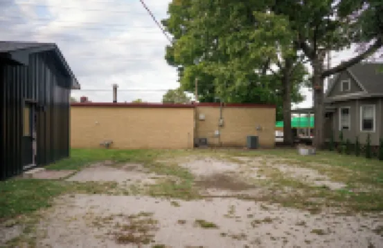 Style on the Square 2-bedroom bungalow with WiFi, AC in Petersburg Hotels in Menard County