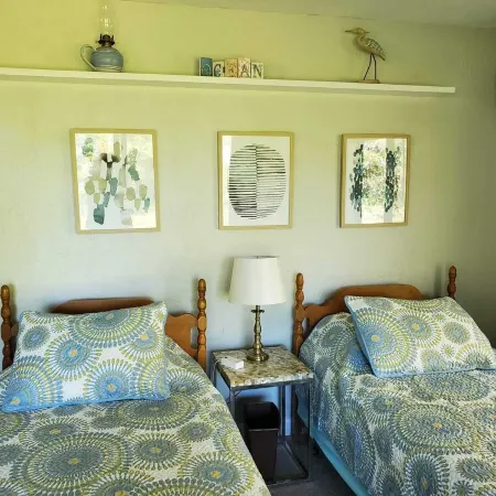 Your Cape Cod respite awaits! 5 minutes walk to quiet bay beach. Отели в г. Истам
