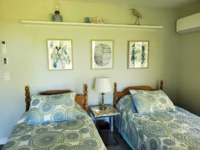 Your Cape Cod respite awaits! 5 minutes walk to quiet bay beach. 科德角國家海岸附近的飯店