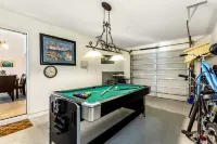 512-Beautiful 4 Bedroom Home with South Facing Pool Overlooking Lake, Big Garden