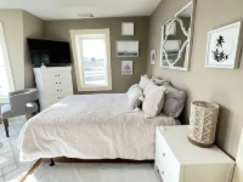 RiverView Retreat – Where Classic Charm Meets Coastal Comfort Hotels in Fall River