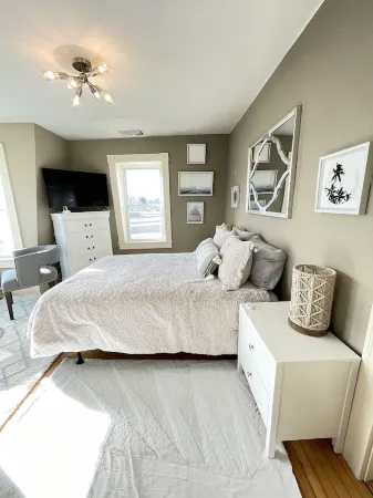 RiverView Retreat – Where Classic Charm Meets Coastal Comfort Отели рядом с достопримечательностью «Battleship Cove»