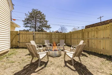 The Sly Fox - Lake/Dine/Drink/Shop - Sleeps 6/Dog-Friendly