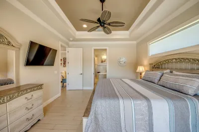 Beautiful 4 BR waterfront Villa w. heated pool/ kayaks/ bicycles/ fishing poles