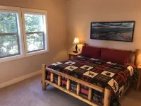GG's Chalet - 6 Bedrooms, 4 Baths, movie theatre, jetted tub, and pool table!