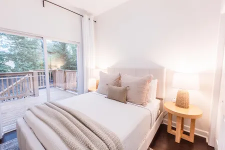 Charming Home Near UK Campus! Perfect for Family Visits! Отели рядом с достопримечательностью «Кладбище Лексингтон»