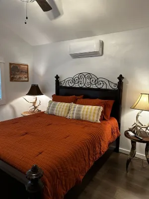 Casa Azul - Cozy cabin centrally located downtown Bandera Suzoo's Wool Works 주변 호텔
