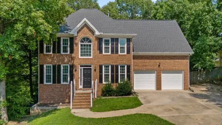 Near Downtown Cary and Raleigh - 5 room King beds, walking distance to Bond Park Отели рядом с достопримечательностью «Aspen Center»