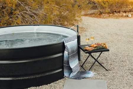 Casa Del Desierto—Private Boho Oasis with Palm Trees, Hot Tub, Fire Pits Отели рядом с достопримечательностью «Национальный парк Десерт Институт эт Джошуа Три»