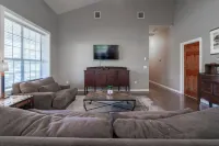 Friede's Hideaway - The perfect retreat with a private pond, hot tub & much more