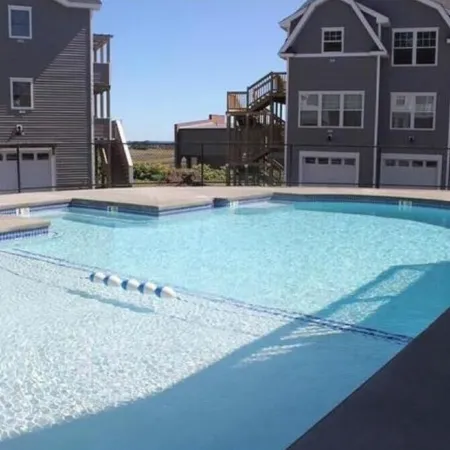 2 Bedroom Condo, Close to Town and the Beach